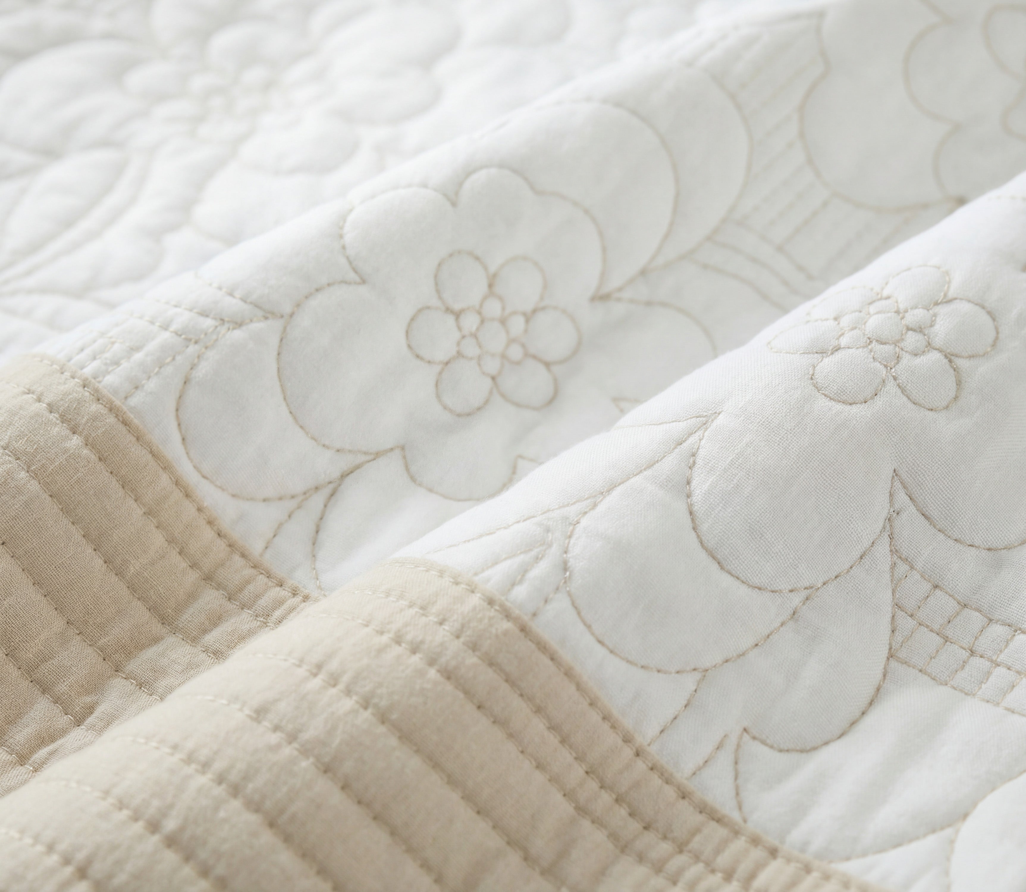 Colcha Bordada Sali Beige