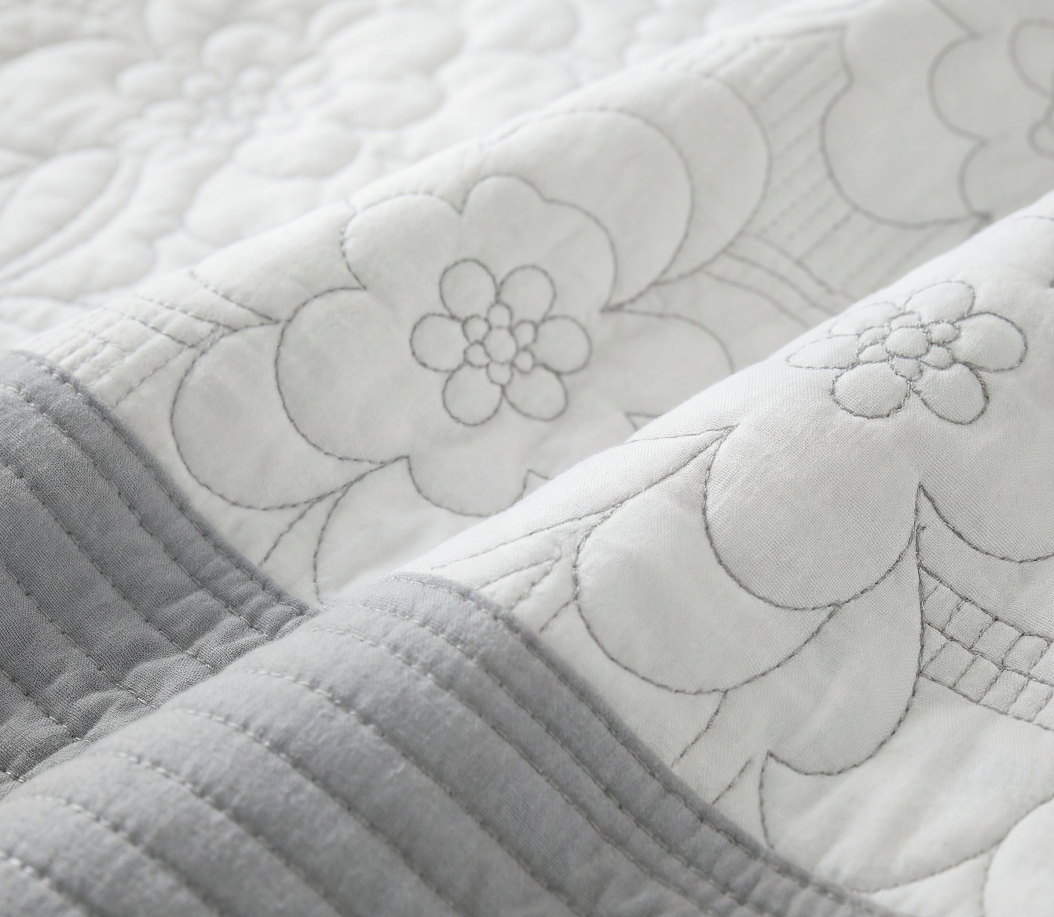 Colcha Bordada Sali Gris